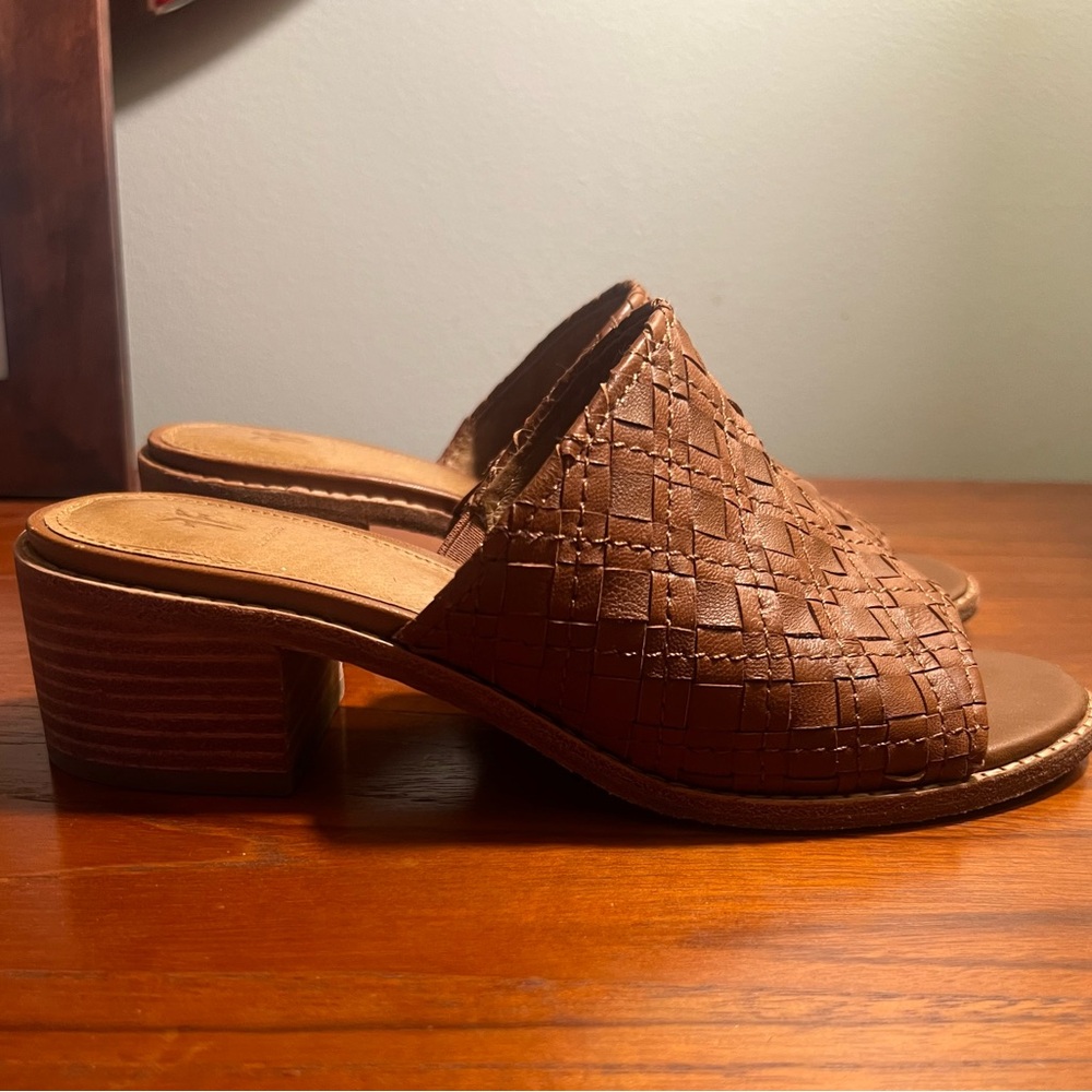 FRYE - Cindy brown woven leather slides, sandal, mules. Block heel.